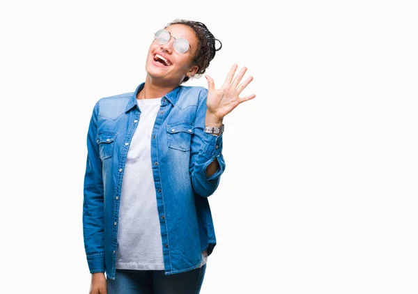 Joven Chica Afroamericana Trenzada Con Gafas Sobre Fondo Aislado Mostrando — Foto de Stock