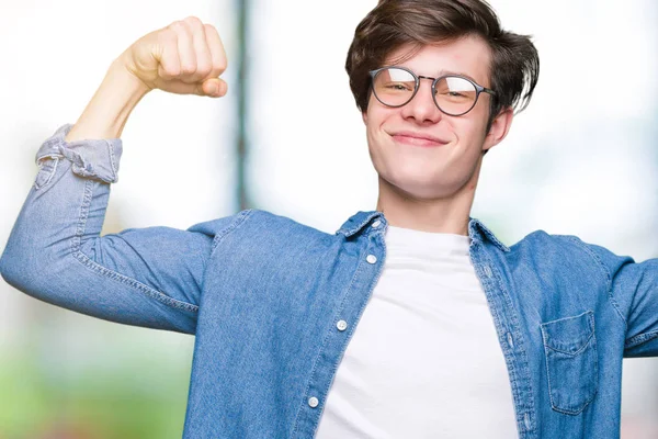 Jeune Bel Homme Portant Des Lunettes Sur Fond Isolé Montrant — Photo