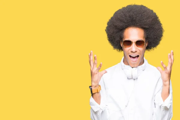 Giovane Uomo Afro Americano Con Capelli Afro Indossando Occhiali Sole — Foto Stock