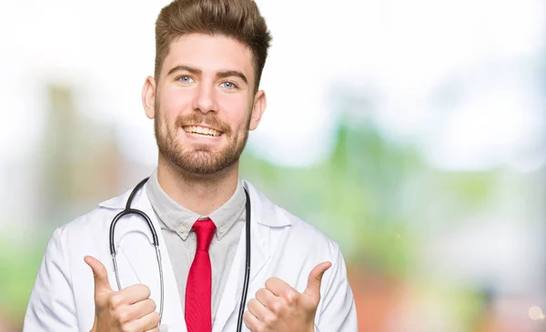 Mladý Pohledný Doktor Muž Sobě Znamení Úspěchu Lékařský Kabát Dělá — Stock fotografie
