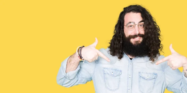 Homem Jovem Hipster Com Cabelos Longos Barba Vestindo Óculos Que — Fotografia de Stock