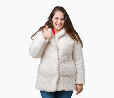 Artı boyutu genç kadın güzel kış koyun üzerine ceket giyen hareketi el ile mutlu Yaşasın yapıyor arka plan izole. Kameraya bakarak başarı gösteren ile ifade onaylama.