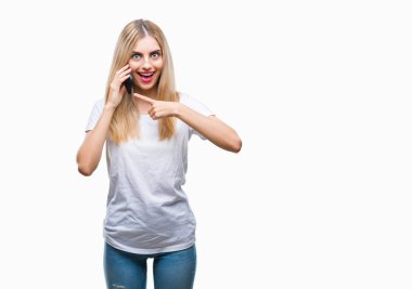 Genç güzel sarışın kadın smartphone üzerinde kullanma söz arka plan el ve parmak ile işaret çok mutlu izole