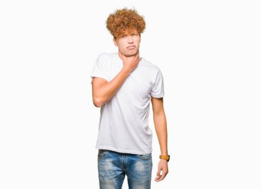 Casual beyaz t-shirt giyen afro saçlı yakışıklı delikanlı ağrılı boyun, boğaz gribi, kesek ve enfeksiyon için dokunaklı