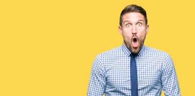 Korkuyor ve şok sürpriz ifade, korku ve heyecan yüz ile kravat takan yakışıklı iş adamı.