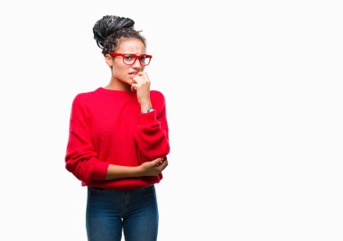 Kazak ve gözlük stresli ve gergin elle çivi ısırma ağzına bakarak izole arka plan üzerinde giyen genç örgülü saç Afrikalı-Amerikalı kız. Anksiyete sorunu.