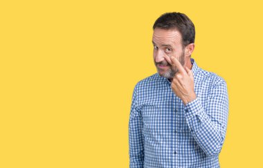 Yakışıklı orta yaş zarif komuta sizde izole üzerinde arka plan işaret jest göz izlemek için şüpheli ifade