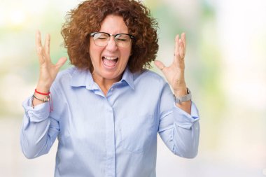 Arka plan deli kutluyor gözlük üzerinde giyen güzel orta ager üst düzey businees kadın izole ve crazy arms ile başarı için kaldırdı ve heyecanlı çığlık gözler kapalı. Kazanan kavramı