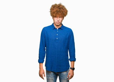 Genç yakışıklı zarif adam afro saç şüpheci ve sinir, çatık sorunu nedeniyle üzgün. Negatif kişi.