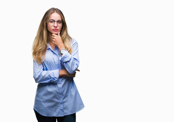 Kobieta Młody Biznes Blondynka Okularach Białym Tle Patrząc Pewny Siebie — Zdjęcie stockowe