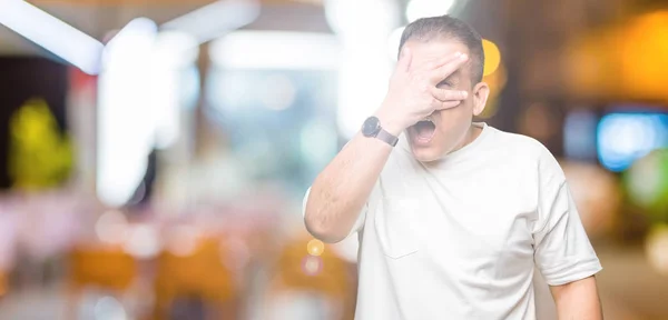 Meia Idade Árabe Homem Wearig Branco Shirt Sobre Isolado Fundo — Fotografia de Stock