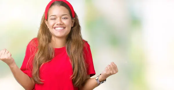Giovane Bella Donna Bruna Indossa Shirt Rossa Sfondo Isolato Celebrando — Foto Stock