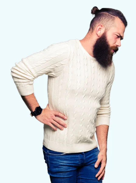 Joven Hipster Hombre Vistiendo Suéter Invierno Sufrimiento Dolor Espalda Tocando —  Fotos de Stock