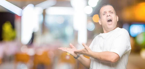 Media Edad Árabe Hombre Wearig Camiseta Blanca Sobre Fondo Aislado —  Fotos de Stock