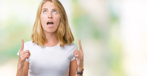 Beautiful Young Woman Wearing Casual White Shirt Isolated Background Amazed — Stock Photo, Image