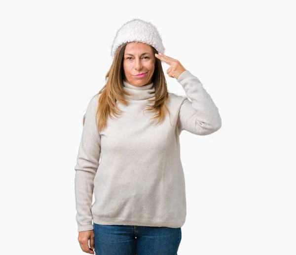 여자에 스웨터와 모자를 제스처를 손가락을 가리키는 — 스톡 사진