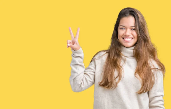 Genç Güzel Esmer Kadın Zafer Işareti Yapıyor Kamera Mutlu Yüz — Stok fotoğraf