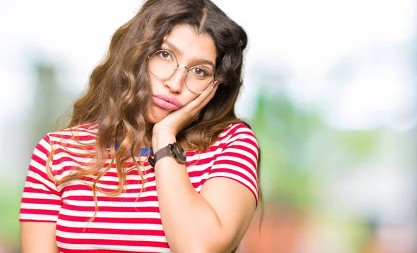 Jovem Mulher Bonita Usando Óculos Pensando Que Parece Cansado Entediado — Fotografia de Stock