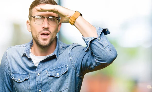 Bello Uomo Con Gli Occhiali Molto Felice Sorridente Guardando Lontano — Foto Stock