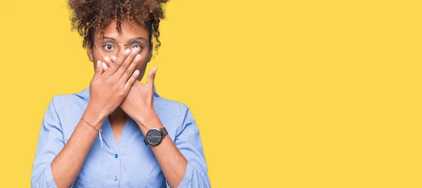 Bela Jovem Mulher Negócios Afro Americana Sobre Fundo Isolado Chocado — Fotografia de Stock