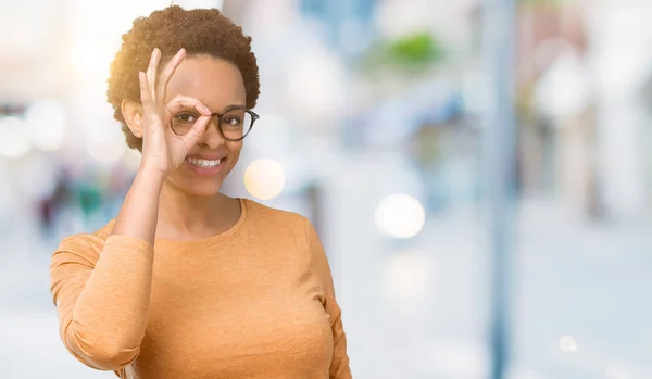 Jovem Bela Mulher Afro Americana Vestindo Óculos Sobre Fundo Isolado — Fotografia de Stock