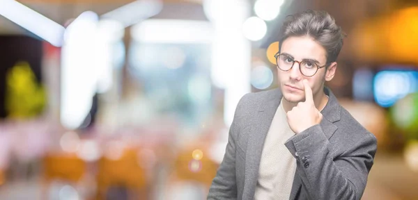 Joven Hombre Negocios Con Gafas Sobre Fondo Aislado Señalando Vista — Foto de Stock