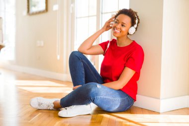 Güzel genç African Amerikan kadın ile afro saç dinleme 