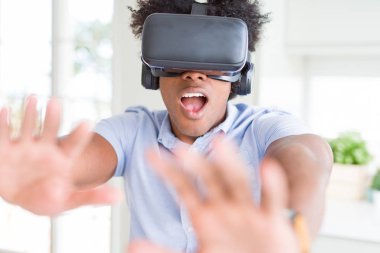 Afrika amaerican adam eğleniyor sanal gerçeklik gl ile oyun
