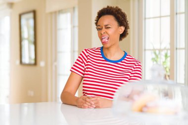 Ev yapışma dil genç güzel Afrikalı-Amerikalı kadın out komik ifade ile mutlu. Duygu kavramı.