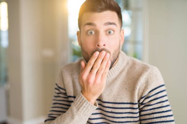 Hata, korku, ifade için utanç ile kapak ağız el ile şok yakışıklı delikanlı evde sessizlik içinde gizli kavramı korkuttu