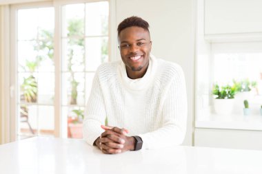 Afro-Amerikan yakışıklı beyaz tablo bir mutlu ve güzel yüzünde gülümseme. Şanslı kişi.