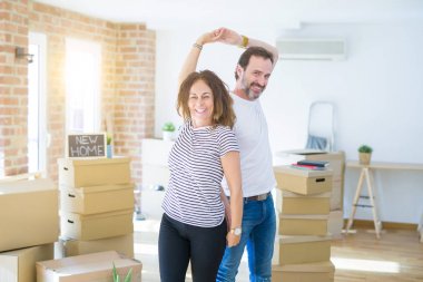 Orta yaş Senior çift yeni bir eve hareket, mutlu aşık Apartmant gülümsüyor