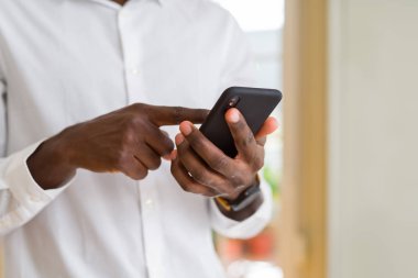 Smarpthone kullanarak Afrika adam elinde yakın çekim