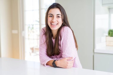 Güzel genç esmer kadın gülümseyen neşeli görünümlü