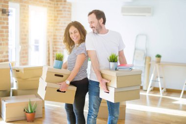 Orta yaş Senior çift yeni bir eve hareket, karton boks tutuyordum mutlu aşık Apartmant ile