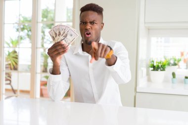 Afro-Amerikan adam kamera ve size parmak ile işaret elli dolar banka notları tutan, el işareti, önden olumlu ve kendinden emin jest