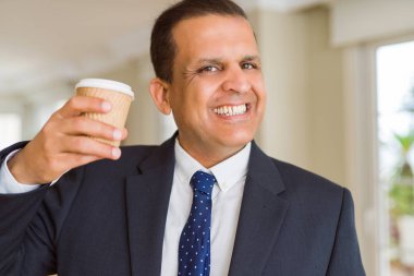 Bir fincan kahve içme orta yaş iş adamı