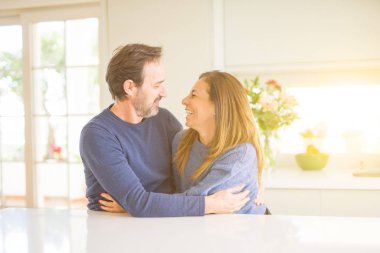 Birlikte evde oturan romantik orta yaş kaç