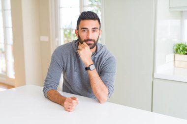 Yakışıklı adam, büyük bir gülümseme ile yüz gösteren neşeli gülümseyen