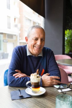 Yakışıklı orta yaş komuta sizde restaurante, kahve içme s