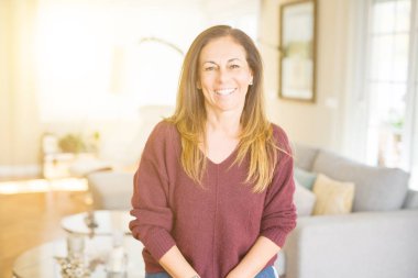 Evde gülümseyen güzel orta yaş kadın