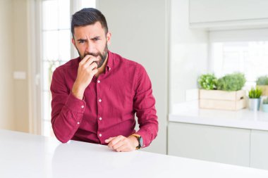 Yakışıklı İspanyol iş adamı stresli ve sinirli ağız tırnakları ısırma elleri ile bakıyor. Anksiyete sorunu.