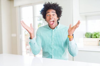 Afro-Amerikan iş adam giyen şık gömlek kaldırdı Kollarını açarak çılgın ve başarı için hayran kutluyor ve açık gözleri heyecanlı çığlık. Kazanan kavramı