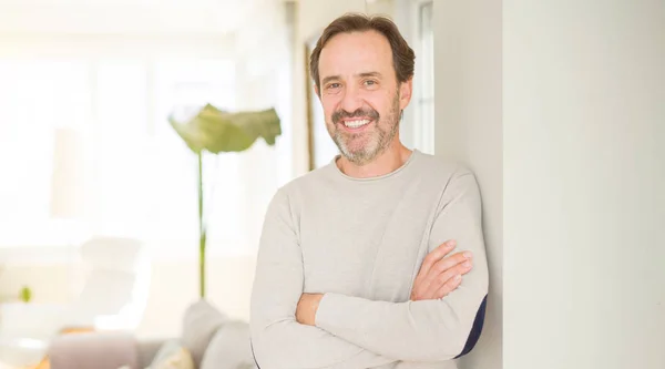 Bonito Homem Meia Idade Sorrindo Olhando Para Câmera Casa — Fotografia de Stock