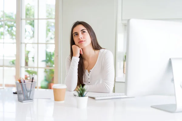 Vacker Ung Kvinna Som Arbetar Med Dator Med Handen Hakan — Stockfoto