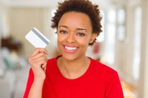 Jovem Afro Americana Segurando Cartão Crédito Com Rosto Feliz Sorrindo — Fotografia de Stock