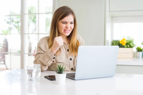 Beautiful Young Woman Using Computer Laptop Annoyed Frustrated Shouting Anger — Stock Photo, Image