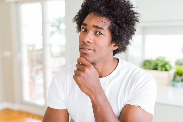 Hombre Afroamericano Vistiendo Camiseta Blanca Con Mano Barbilla Pensando Pregunta —  Fotos de Stock