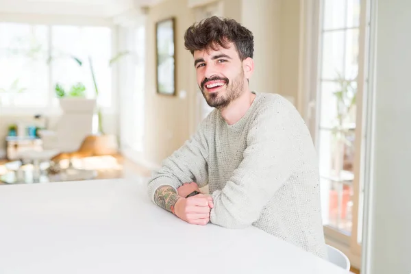 Joven Guapo Sonriendo Alegre Cámara Con Los Brazos Cruzados Una — Foto de Stock