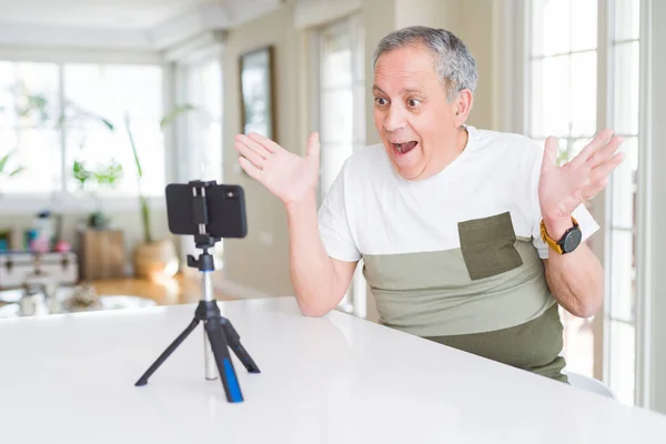 Stilig Senior Man Gör Videokonferens Pratar Med Smartphone Kameran Firar — Stockfoto